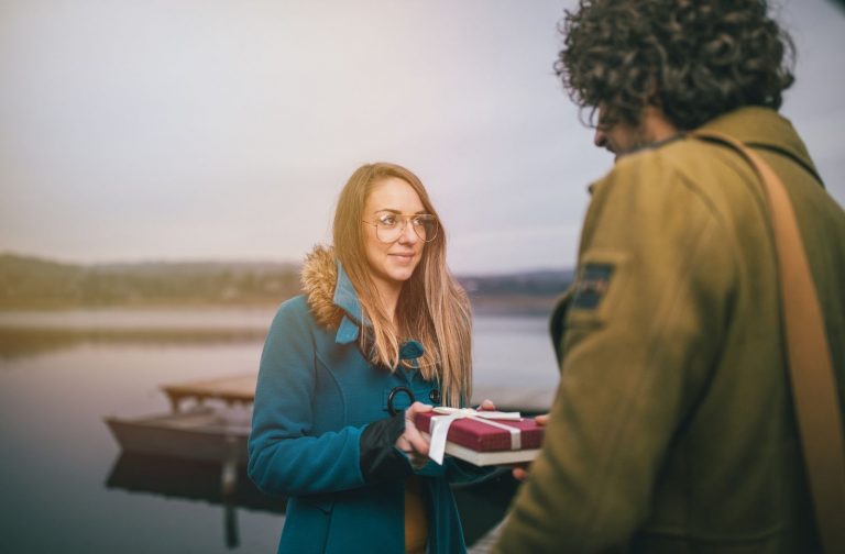 Here are the 10 unique anniversary gifts for couples